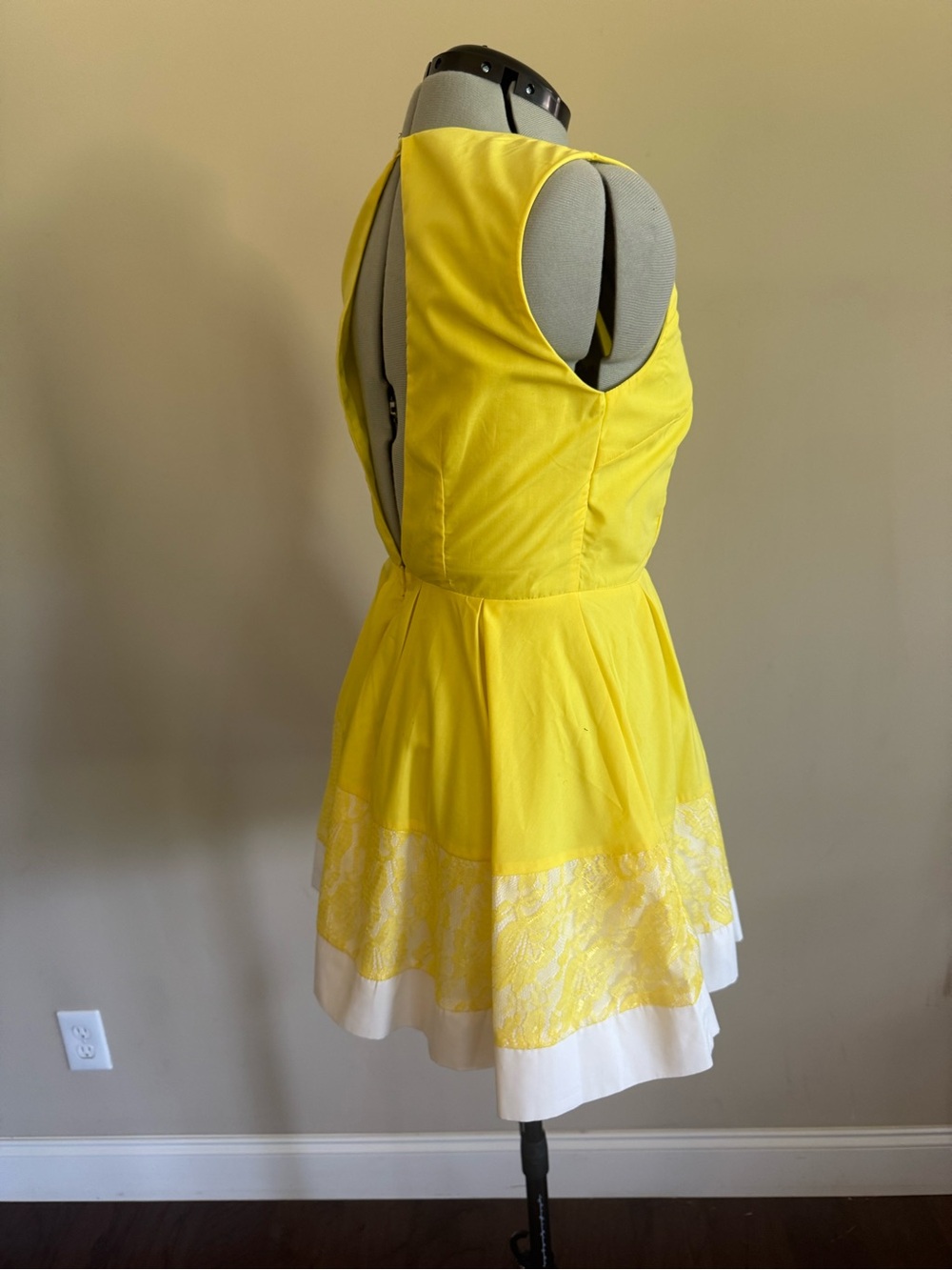 AX Paris Vintage Yellow Sleeveless Fit & Flare Dress with White Lace Hem - size - Picture 2 of 7